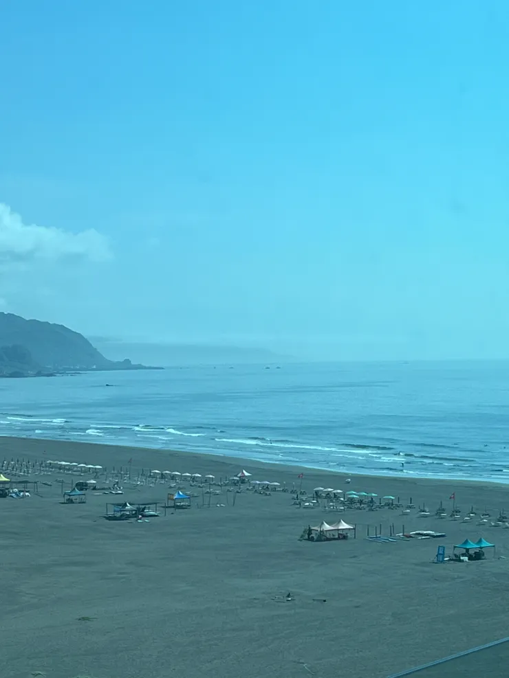 遠景是沙灘與大海