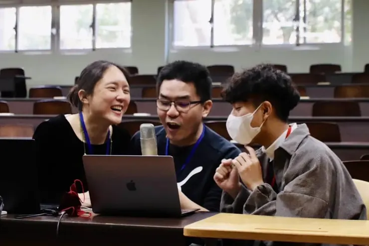 ▲	學員們在《真礙放送中！》Podcast 體驗營中熱烈討論節目內容，透過團隊合作，共同打造獨特的聲音作品。