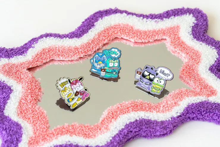 圖說：「酷企鵝＋大眼蛙」、「人魚漢頓＋山姆企鵝」、「帕恰狗＋貝克鴨」兩兩一組的立體造型胸針，不論別在哪裡都超療癒。（資料來源：清心福全）