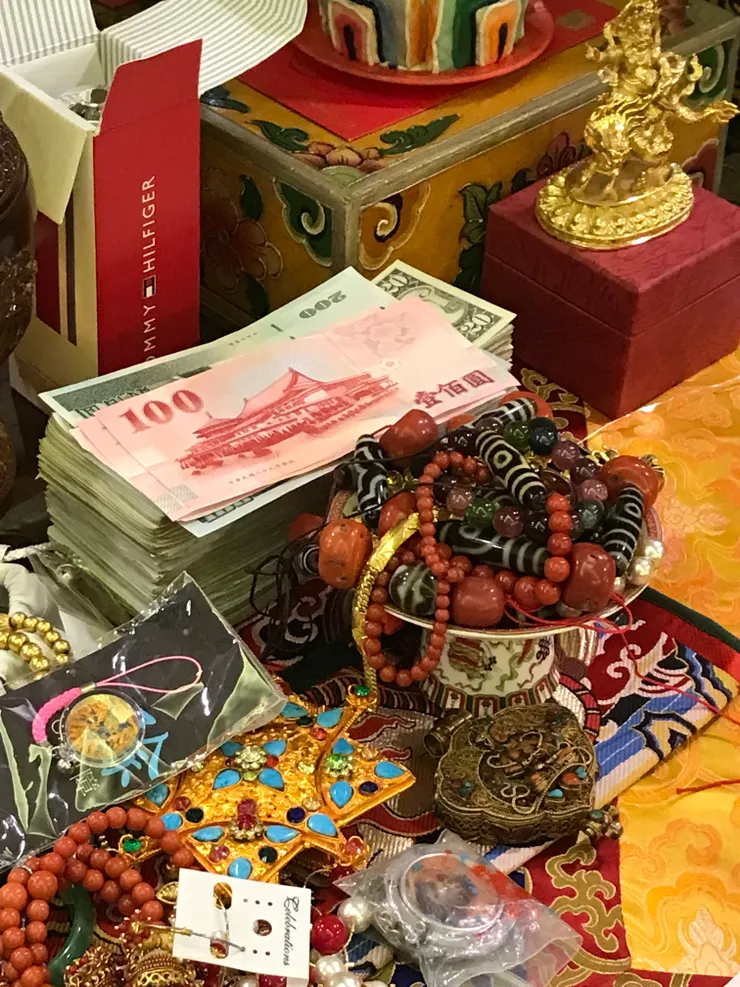 豐盛供品～疊高高的鈔票