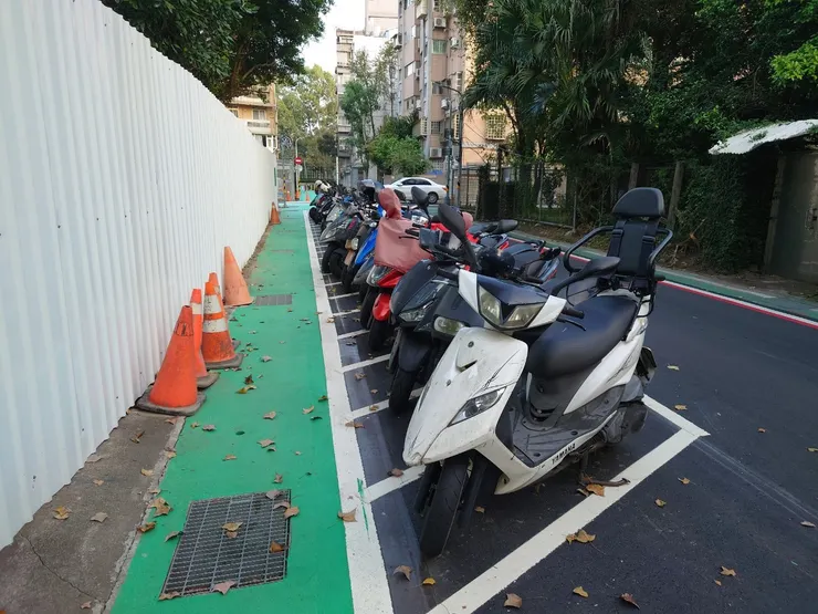 沿著8公尺寬的新生南路三段54巷走下去，可以接到7公尺寬的溫州街52巷，可以看到這邊的人行道很難說有1.5公尺寬。