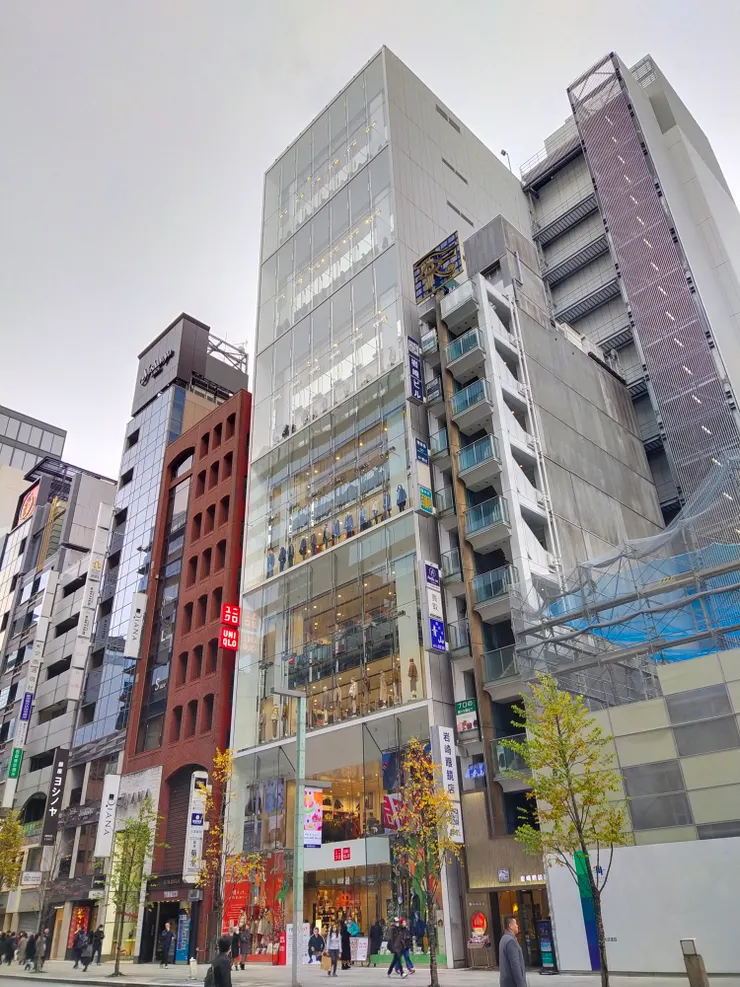 就是這棟啦,日本最大的優衣庫分店