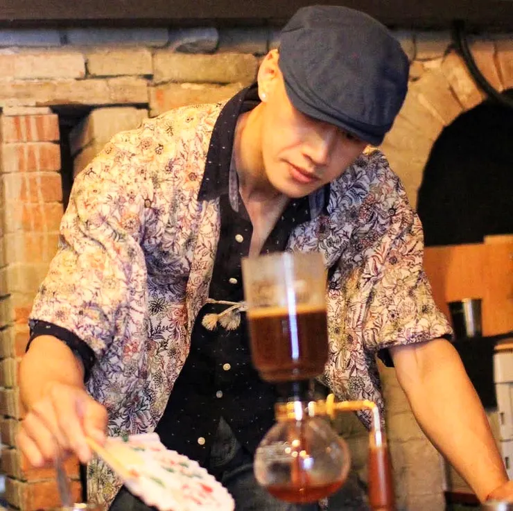 梅笑糧行老闆蔡少 使用虹吸壺煮咖啡