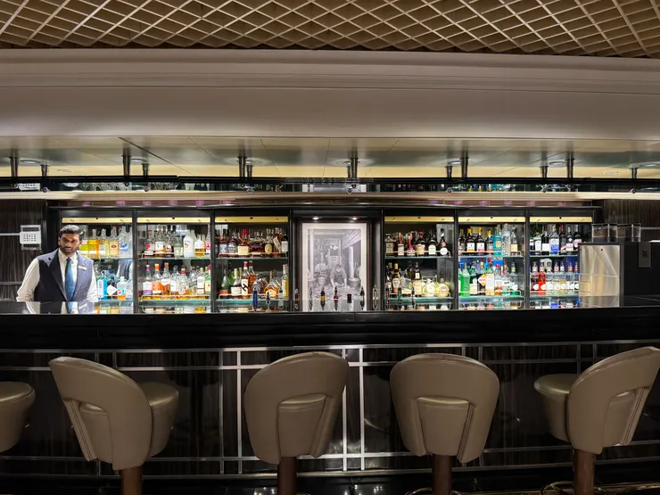 室內酒吧,是我們受困於喬治國王島等候返程飛機的心靈慰藉