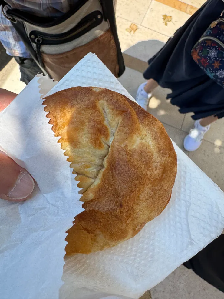 阿國的傳統肉餅，還有不包肉，包Ｆｅｔａ起司的版本．都很好吃