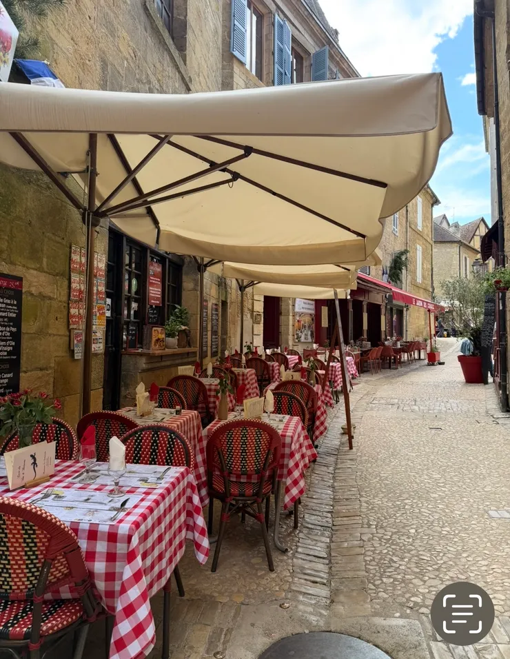 去超市的時候，經過這家餐廳，喜歡用格子布鋪起的餐桌，覺得鏡頭下特別有味道