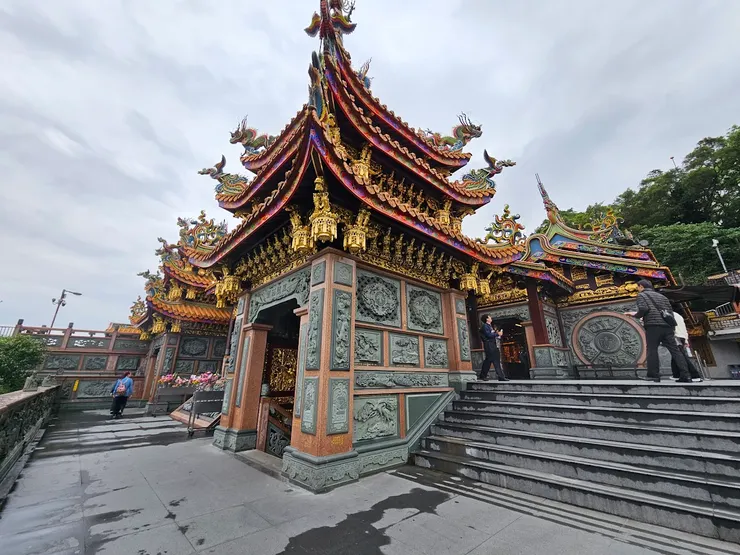 趁著有車的時後，讓草草載上烘爐地