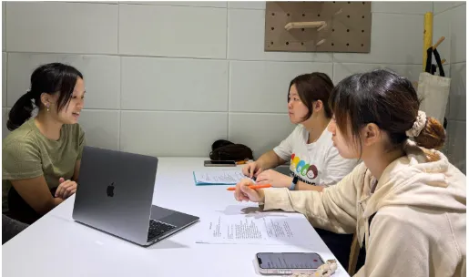 Karen與我們分享她的泰語故事 圖/中原大學服務學習中心提供。