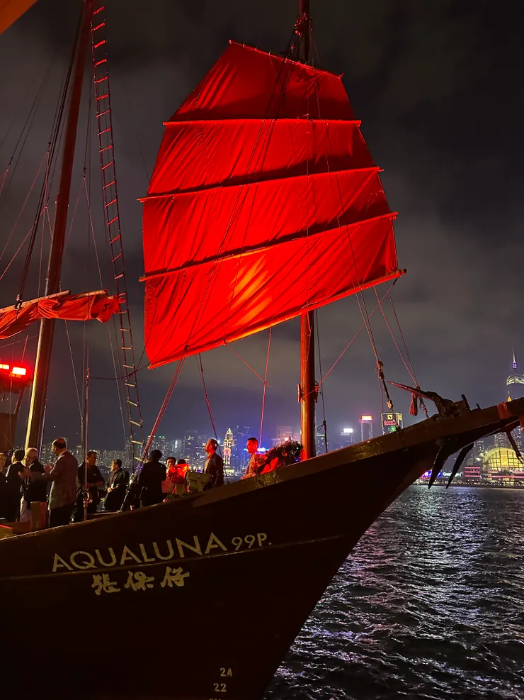 搭乘張保仔,是體驗香江風情最特別的方式