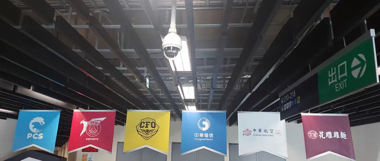 決賽的戰旗陳列，由左至右為PCS會徽、PSG TALON(PSG)與中信飛牡蠣(CFO)隊徽，及贊助商們的官方品牌。