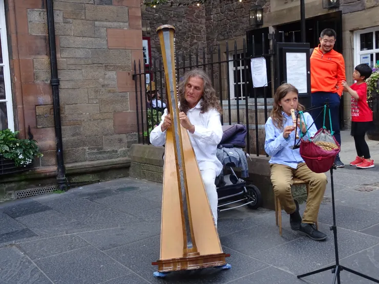 表演樂器的街頭藝人