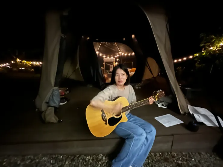 / 坐在木棧板上 彈吉他唱唱歌 /