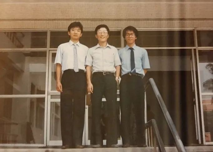 大學畢業與周賢福老師合影留念，當時我穿著老師送我的「舊皮鞋」。