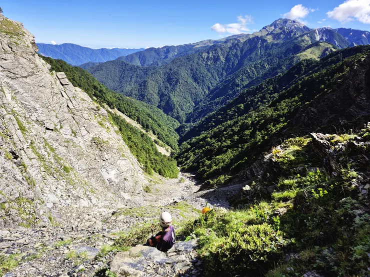 ▲坐下來休息一下，回望來時路，山谷幽遠深邃，美得令人窒息。