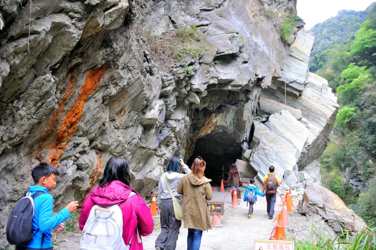 【道旁新落巨石提點暗藏風險！沿途屢見小心落石告示。】