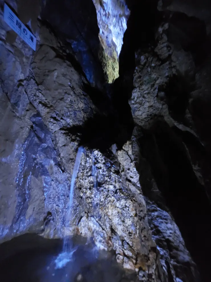 鐘乳石洞裡面有不少這種小瀑布，但因為燈光太暗了不好拍，所以拍得比較模糊