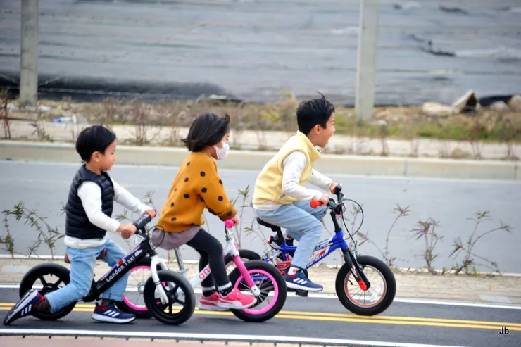 嘻鬧的孩童未來將安居何處