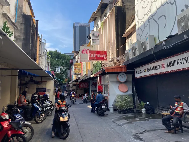 被淫狐稱為『情色按摩一條街』的 Sukhumvit Soi 24/1