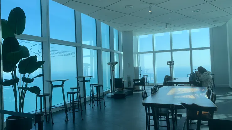 這個舒適度搭配背景，是超棒的享受。