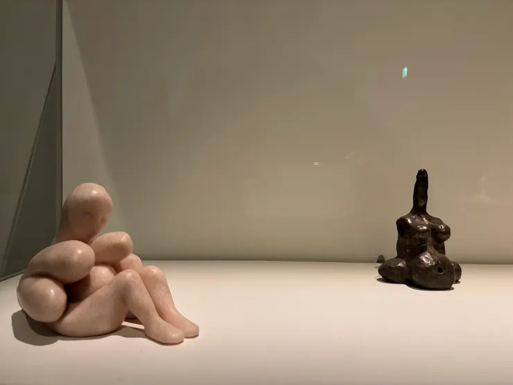 兩件雕塑品《女人》（Femme）-2005，是柔軟與反抗之間的女性雙身像。