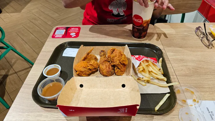 我點的炸雞套餐有三種不同部位的炸雞!還有薯條和馬鈴薯泥及一杯飲料!