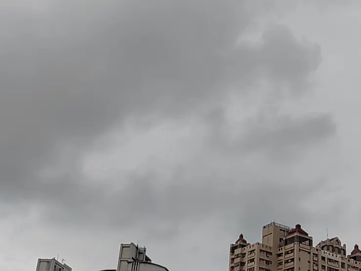 飄著細雨的天空