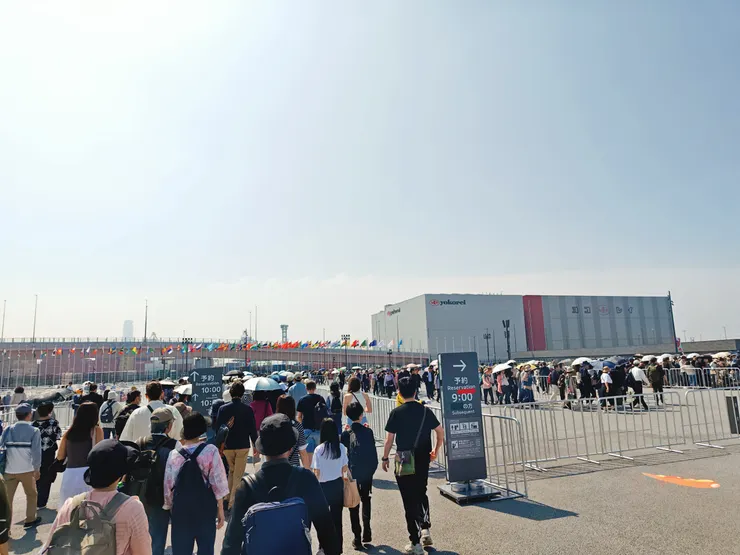 往東側閘口前進