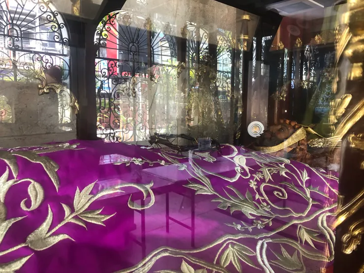 這應該是耶穌，因為他身上放有荊棘王冠