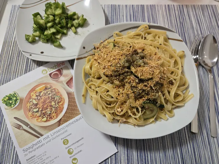 一定要配酸小黃瓜才不會膩