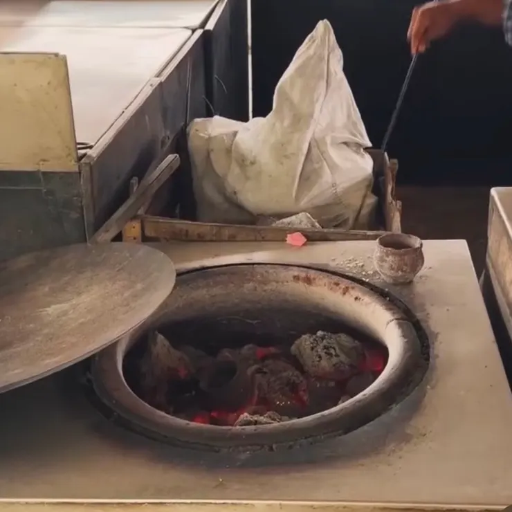 爐子裡有許多燒紅的鐵罐