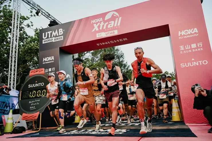 超過3千名選手從充滿賽事氛圍的拱門魚貫而出，在加油聲中正式展開國境之南的越野征途。圖/ HOKA Xtrail Kenting by UTMB主辦單位提供
