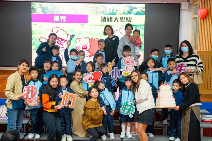 1A班學生與家長合照