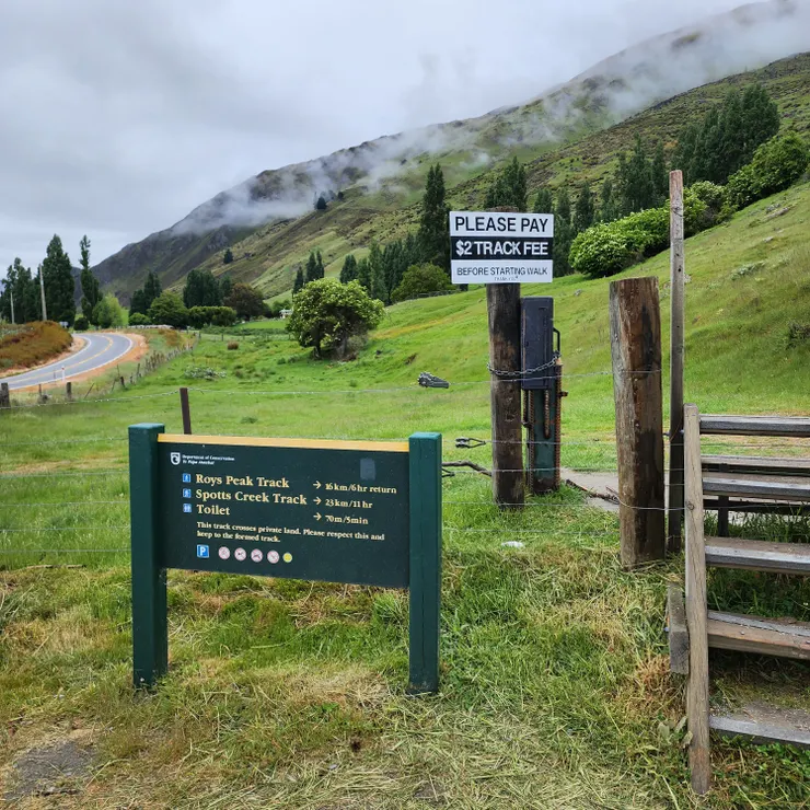 停車場入口處的標示牌