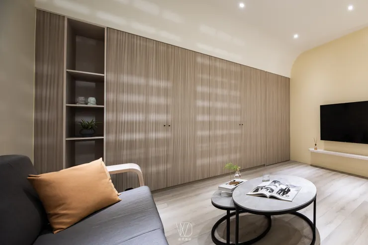 客廳收納牆與隱形門設計