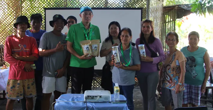 喵喵米餅米菓送給村民