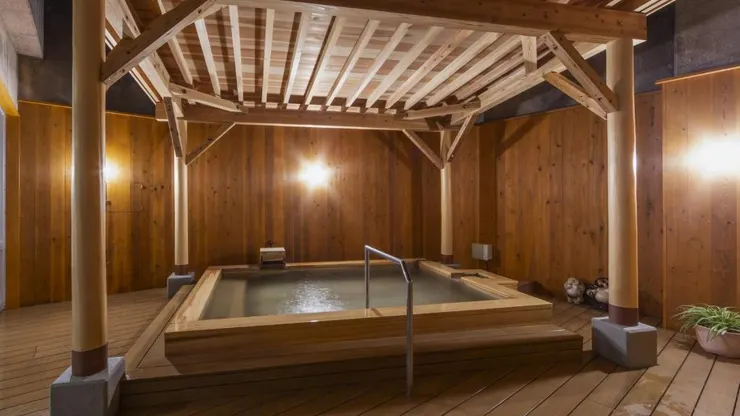 木の湯露天溫泉 (網上圖片) (到訪的日子, 木の湯上的棚架並不是密封的, 可以看到天空)