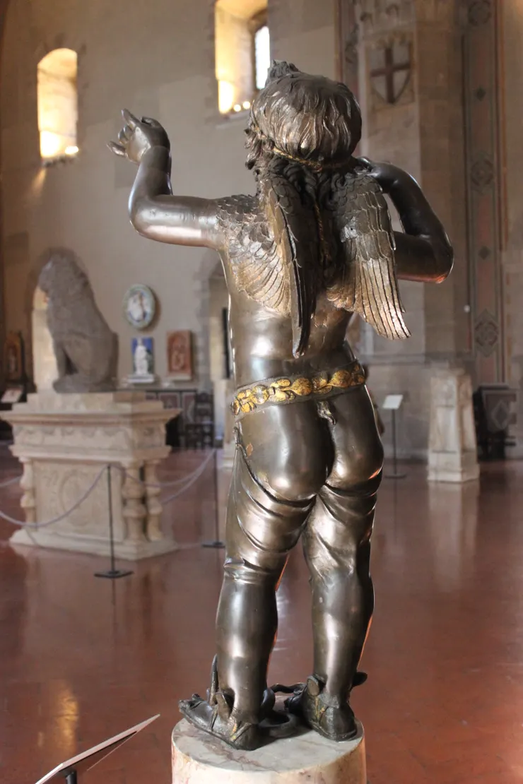 圖二十二：背後的腰帶上可以清楚看到罌粟花的莢果