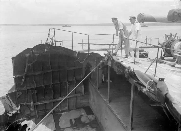 兩名英國海軍軍官正在檢查「妙高號」船尾的殘骸。