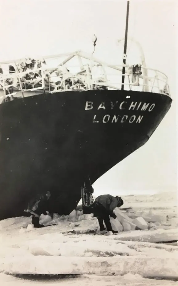 船員正在清理貝奇摩號舵上的冰。