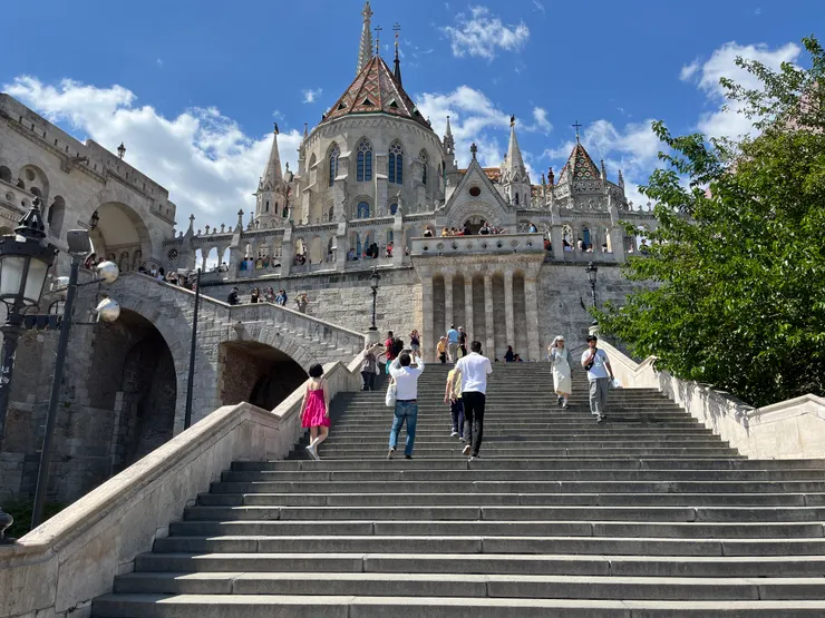 爬上長長的階梯