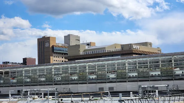 遠方大廈和新幹線車站的合影