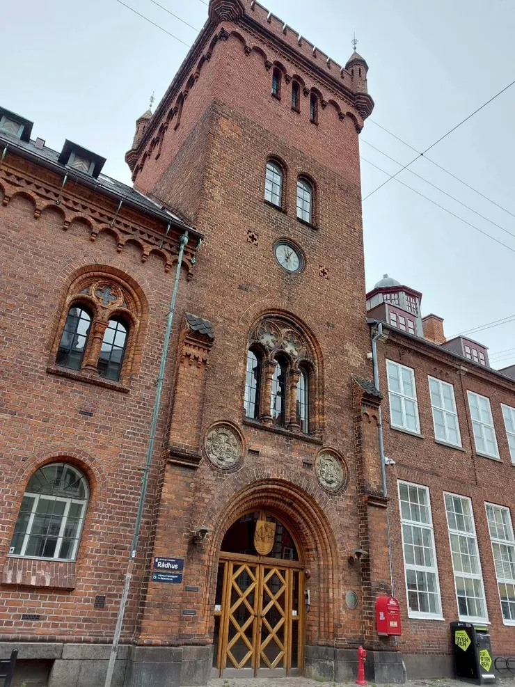 赫爾辛格市政廳，此紅磚建築融合了文藝復興及浪漫主義元素