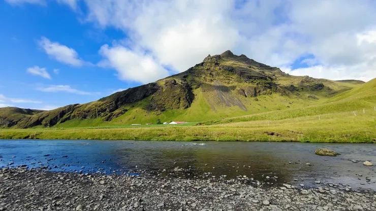 Skógafoss瀑布之水續往南流後入海。