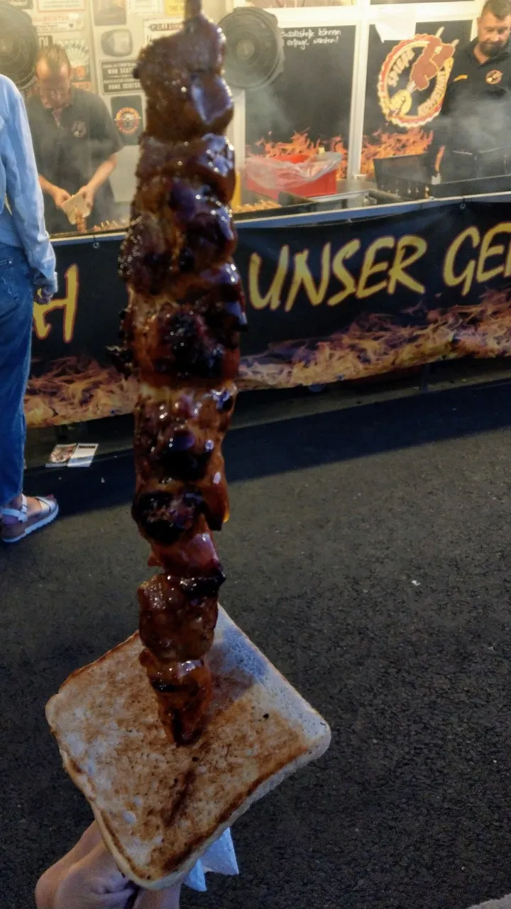 俄羅斯的高加索烤肉10€,還抹上芒果醬,美味大滿足