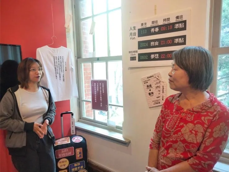 台南大學國文系4年級學生劉倍佐（左）以居住國賓大樓2年多的經驗，寫出「台南鬼屋使用手冊」散文當畢展作品，受到矚目，她也在展場擔任導覽工作。（劉倍佐提供／程炳璋台南傳真）