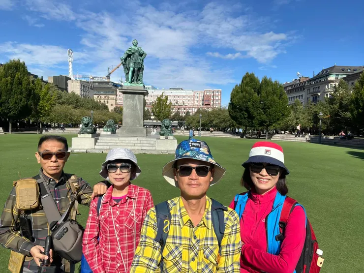 查理十三世的雕像矗立在國王大街花園中央，周圍環繞著四隻獅子。