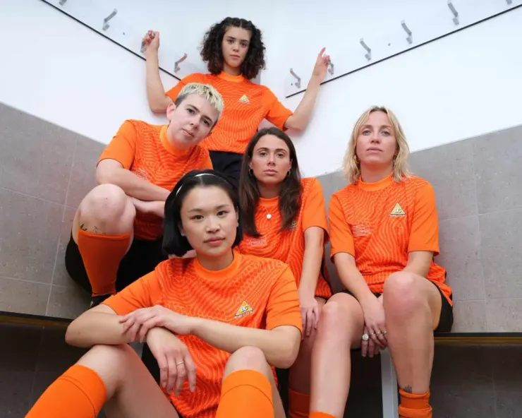 Babe City FC，中排左1為導演。圖源: A Rabbit's Foot