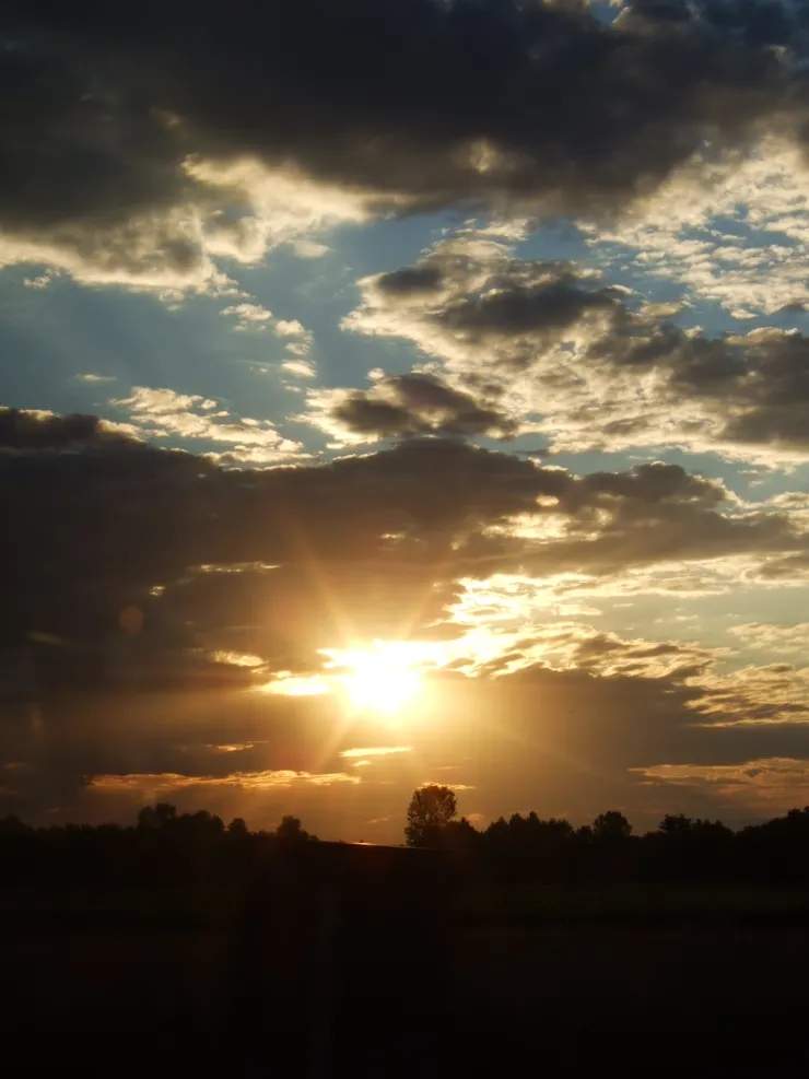 2007年8月，剛離開奧地利、驅車進入義大利國境的高速公路上，從車窗望見向晚的黃昏天際。