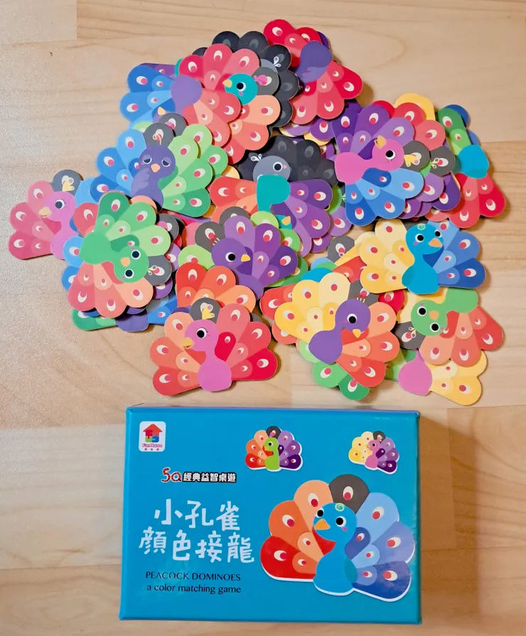 卡牌長這樣，顏色繽紛，好多隻可愛的小孔雀~