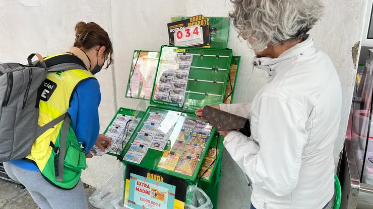 彩券攤 販售者穿制服